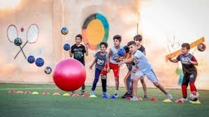 为什么外野传球中的“转传手”位置选择决定了生死